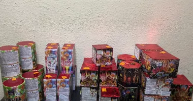 Trei persoane, surprinse vânzând articole pirotehnice interzise în zona centrelor comerciale din Constanța - 2