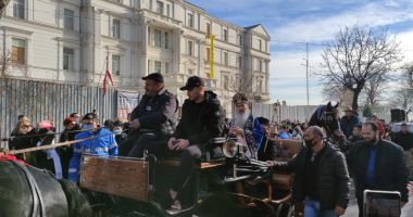 GALERIE FOTO / Mii de persoane, prezente la slujba de Bobotează. Alai cu butoaiele trase de cai și boi - 7