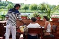 Ospătari în echipament de marinari