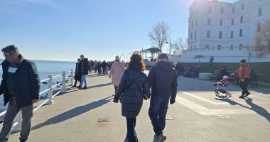 Constănțenii au ieșit la plimbare pe faleza Cazinoului din Constanța în prima zi a anului 2025 - 3