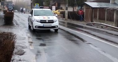 TRAFIC BLOCAT. Un stâlp de electricitate a căzut pe mijlocul drumului - 2