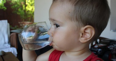 Stire din Cetățenești : Copiii mici pot să bea apă de la frigider?