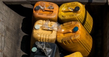 Stire din Eveniment : O tonă de motorină, abandonată pe malul Dunării?