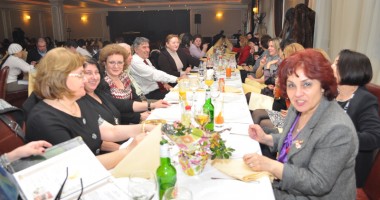 Stire din Economie : Doamnele au scos restaurantele din criză