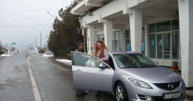Polițiștii de frontieră au împărțit flori la Vama Veche - 2