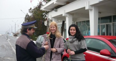 Polițiștii de frontieră au împărțit flori la Vama Veche - 1