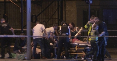 GALERIE FOTO. LONDRA, PUSĂ LA PÂMÂNT DE TREI ATENTATE TERORISTE / ȘAPTE MORȚI, 50 RĂNIȚI, ÎN ATACURI SUCCESIVE - 9