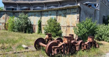 Bălării, ruginituri, clădiri abandonate. Remiza CFR Palas Constanţa, pe "valea plângerii" - 2