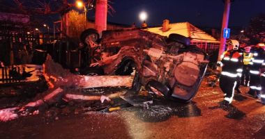 GALERIE FOTO / Maşină intrată în stâlp, în Constanţa. Sunt trei victime - 9