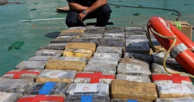 Stire din Economie : 900 kg de cocaină descoperite pe o navă boliviană. Echipajul a fost arestat