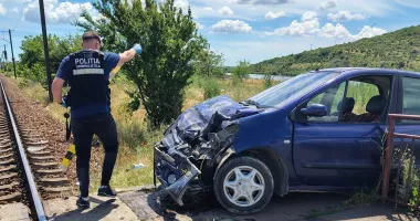 Accident care putea avea urmări grave, la Castelu. Un autoturism, lovit de un tren de călători