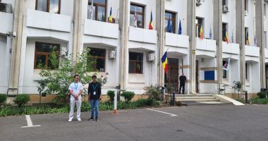 Protest împotriva edilului Vergil Chițac! Aproximativ 70 de persoane s-au adunat în fața unei primării goale - 2
