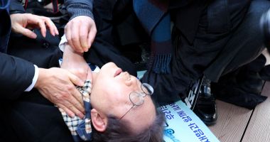 Stire din Actualitate : Coreea du Sud. Liderul opoziţiei sud-coreene Lee Jae-myung a fost înjunghiat în gât