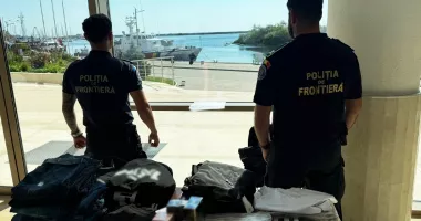 Stire din Eveniment : Marfă suspectă contrafăcută în valoare de peste 100.000 de lei descoperită la Mangalia într-un autocar