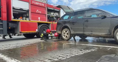 Alertă în Tulcea. Incendiu izbucnit la un autoturism aflat într-o parcare aglomerată - 2