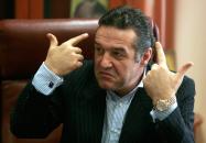 Stire din Sport : Steaua și Gigi Becali, chemați în instanță de suporteri