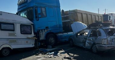 Stire din Eveniment : Accident cu un tir și o mașină cu rulotă, între Stupina și Crucea