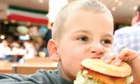 Stire din Diverse : Aproape 60% dintre copiii din țara noastră sunt obezi din cauza alimentației greșite