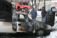 Stire din Eveniment : O Dacia Papuc a fost distrusă de flăcări, ieri, pe strada Eliberării