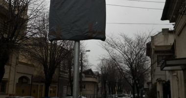 GALERIE FOTO. HAOS ÎN TRAFIC, în centrul Constanței. INDICATOARE RUTIERE acoperite cu FOLIE ȘI SCOTCH! - 3