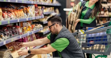 Stire din Social : Reduceri masive în magazine, în timp ce carburanții se scumpesc. De ce scad prețurile la alimente