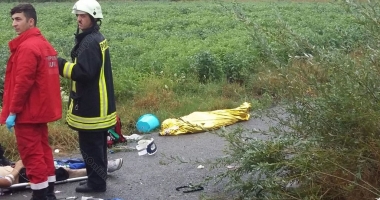 Imagini șocante. MAȘINĂ IZBITĂ ÎN POD. DOI MORȚI și un rănit. Șoferul, preluat cu elicopterul SMURD - 4