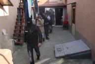 Stire din Eveniment : Descinderi ale mascaților în cuibul unor dealeri de droguri din centrul Constanței!