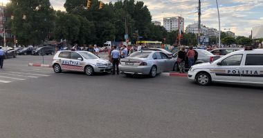 GALERIE FOTO / Ce o fi fost în mintea lui?! BMW suspendat pe bordură în față la City Parc - 3