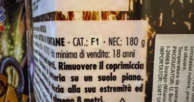 Trei persoane, surprinse vânzând articole pirotehnice interzise în zona centrelor comerciale din Constanța - 3