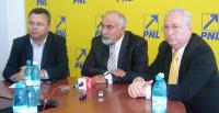 Stire din Politică-Administrație : Lucian Croitoru ar fi trebuit să "fugă" să-și depună mandatul