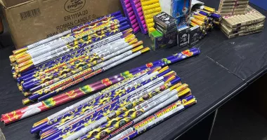 Stire din Eveniment : Peste 800 de articole pirotehnice interzise, descoperite la vânzare într-o parcare din Constanța