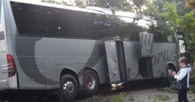GALERIE FOTO / ACCIDENT RUTIER GRAV în Eforie Nord. Un autocar cu zeci de turiști a intrat într-un copac - 2