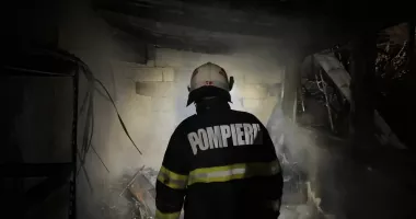 Stire din Eveniment : Incendiu la o locuință din Isaccea. Pompierii au salvat casa și au limitat pagubele