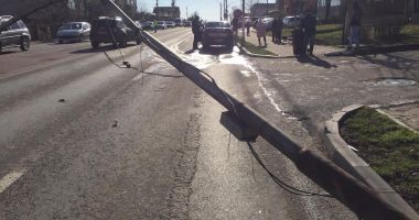 GALERIE FOTO / Stâlp pus la pământ de un șofer beat! Trei mașini au fost avariate în accident - 2