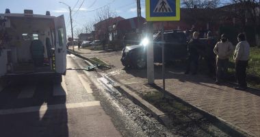 GALERIE FOTO / Stâlp pus la pământ de un șofer beat! Trei mașini au fost avariate în accident - 4
