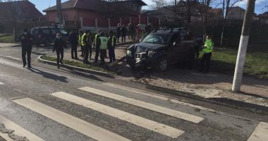 GALERIE FOTO / Stâlp pus la pământ de un șofer beat! Trei mașini au fost avariate în accident - 3