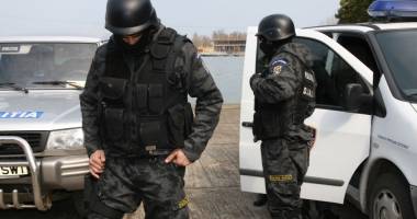 Stire din Eveniment : Acuzat de proxenetism, ridicat de polițiști de la propria NUNTĂ