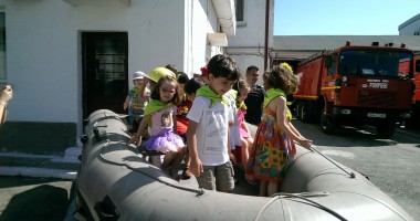 Stire din Eveniment : Pompierii, vizitați de copii de la Grădinița "Colibri" Constanța