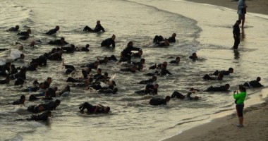 Galerie foto. Luptătorii de arme marțiale s-au antrenat pe plajă, sub privirile turiștilor - 4