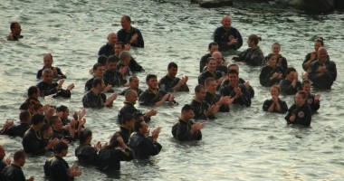 Galerie foto. Luptătorii de arme marțiale s-au antrenat pe plajă, sub privirile turiștilor - 3