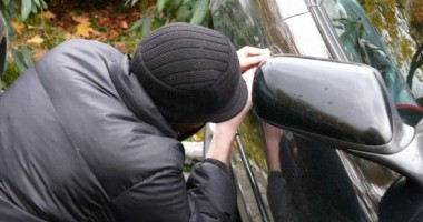 Stire din Eveniment : Au spart o mașină și s-au "blindat" cu țigări și semințe