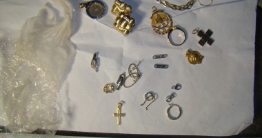 Stire din Eveniment : Galerie foto / Bijuteriile de aur, găsite în limuzina ciuruită de gloanțe