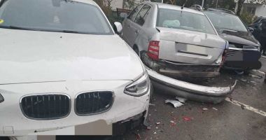 Stire din Eveniment : Şoferul unui autovehicul a pierdut controlul direcţiei şi a spulberat alte patru maşini