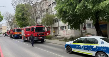 Stire din Eveniment : Incendiu într-un apartament din Tulcea. O femeie a fost evacuată și dusă la spital