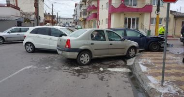 Galerie foto. ACCIDENT LA CONSTANȚA, DIN CAUZA UNUI ȘOFER CERTAT CU "STOPUL". Trei mașini avariate! - 3