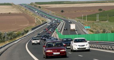 Stire din Social : Infotrafic: Românii au luat cu asalt șoselele, coloane de mașini spre litoral, pe Valea Prahovei și Valea Oltului