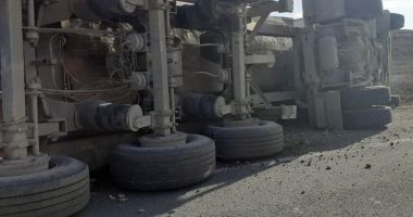 Stire din Eveniment : TIR încărcat cu pietre, răsturnat între Eforii! Se intervine de urgenţă