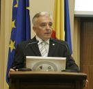 Stire din Economie : Isărescu: "Sperăm la o revenire firească a leului, la un nivel optim pentru inflație"