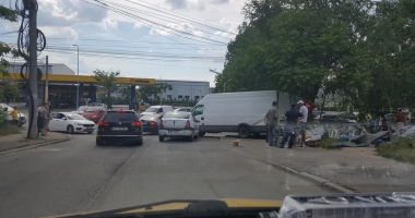 Galerie FOTO. Accident puternic între un BMW și o dubă de marfă, pe bulevardul Mamaia - 3