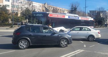 Stire din Eveniment : UPDATE Accident rutier în intersecția de la Dacia. Trei persoane au fost rănite